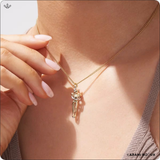 Collier Couple Étreinte – Finition Or Haute Qualité