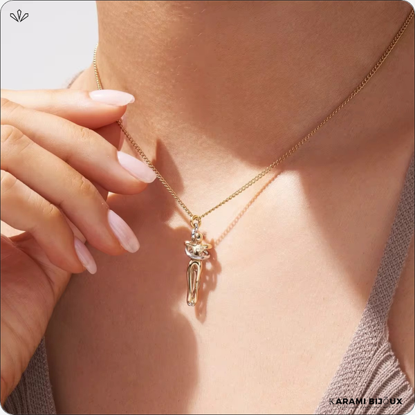 Collier Couple Étreinte – Finition Or Haute Qualité