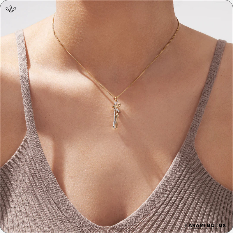 Collier Couple Étreinte – Finition Or Haute Qualité